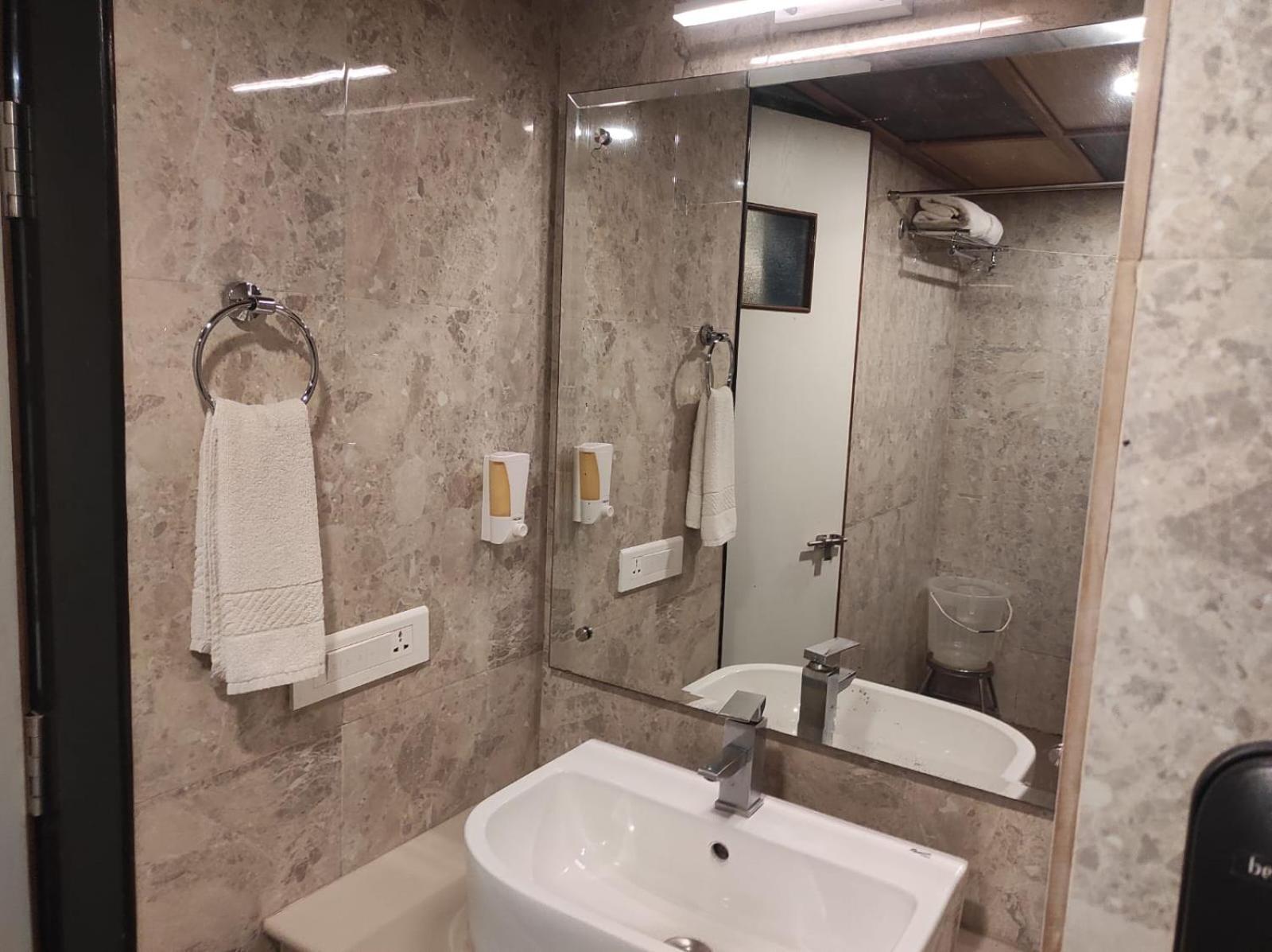 Hotel Vrishali Executive Kolhapur Esterno foto