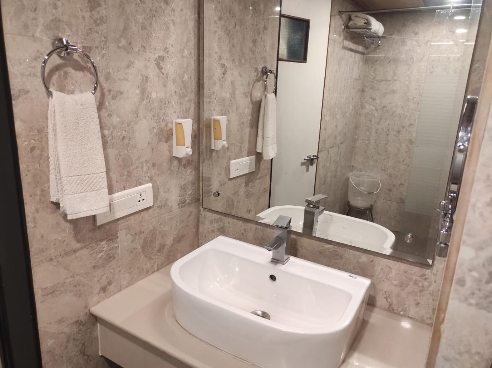Hotel Vrishali Executive Kolhapur Esterno foto